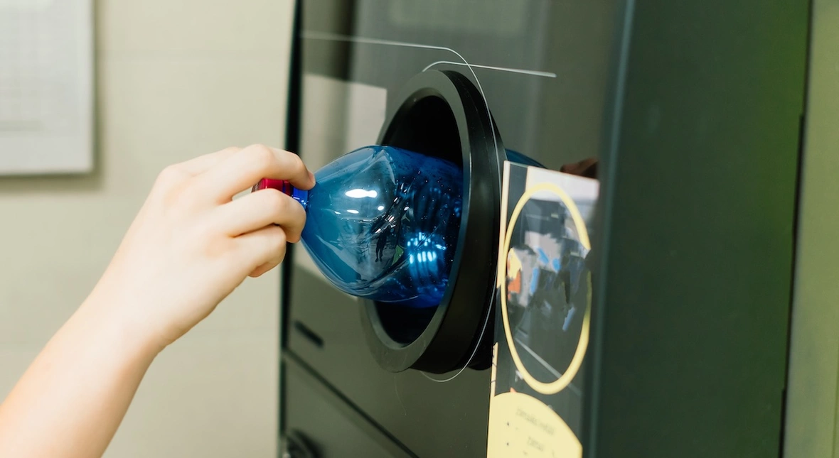 Image for Robisz za darmo za kuriera i kasjera. Ale oddać butelkę to już dramat