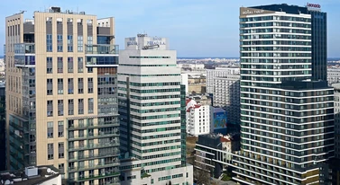 Zburzą wieżowiec, żeby zaraz postawić nowy. Ta "zabawa klockami" to obłęd