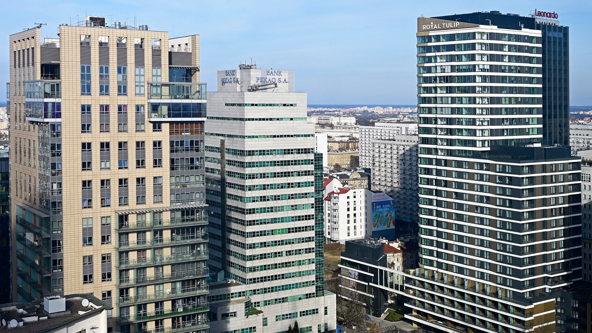 Zburzą wieżowiec, żeby zaraz postawić nowy. Ta „zabawa klockami” to obłęd