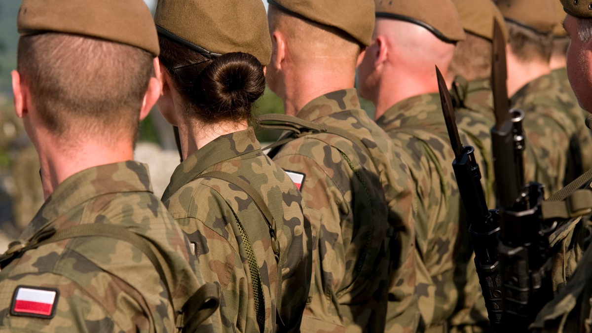 Polacy chcą obowiązkowej służby wojskowej. Ależ wieje hipokryzją