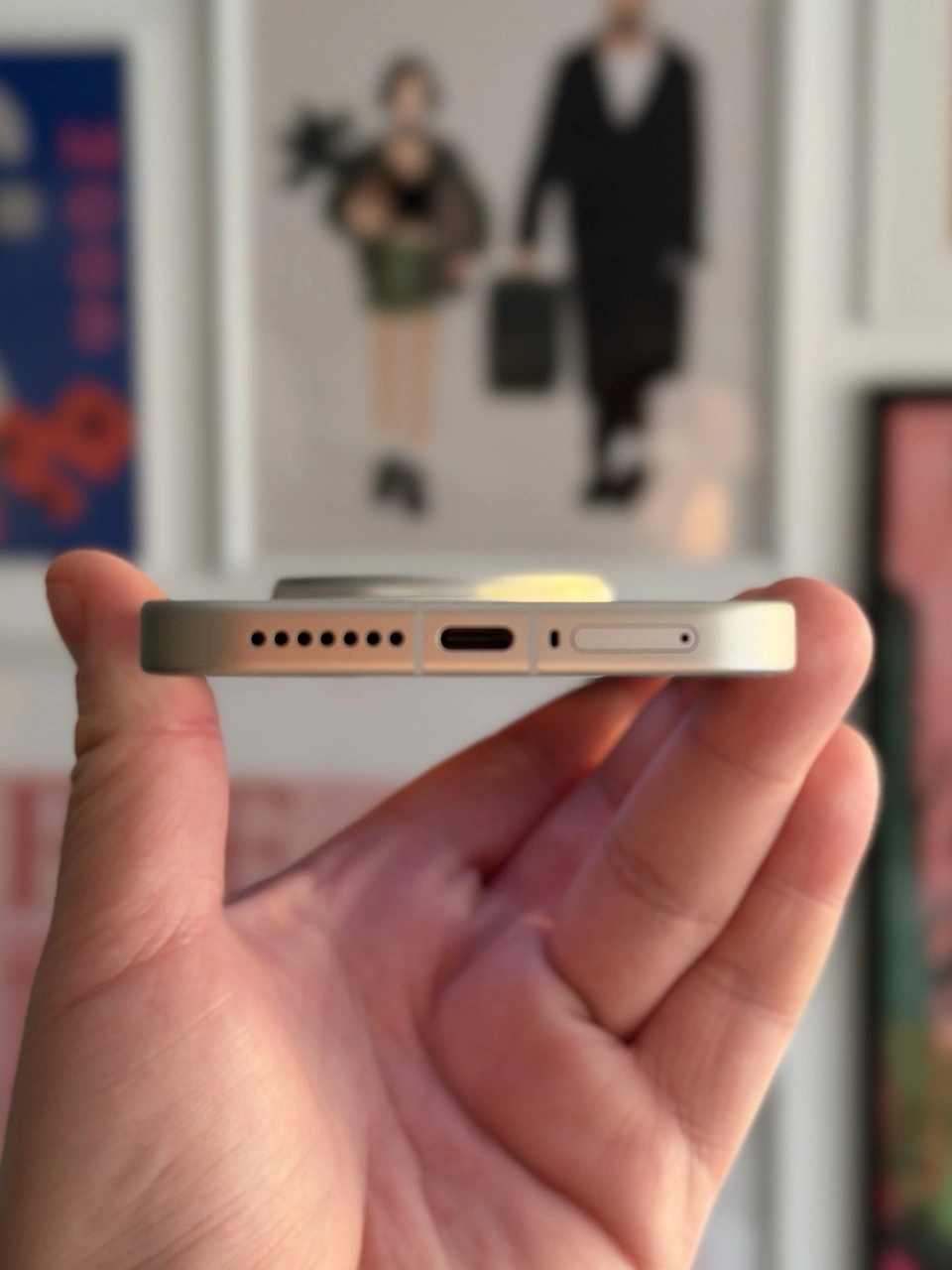 Trzymając telefon w normalny sposób łatwo o nią zahaczyć palcem!