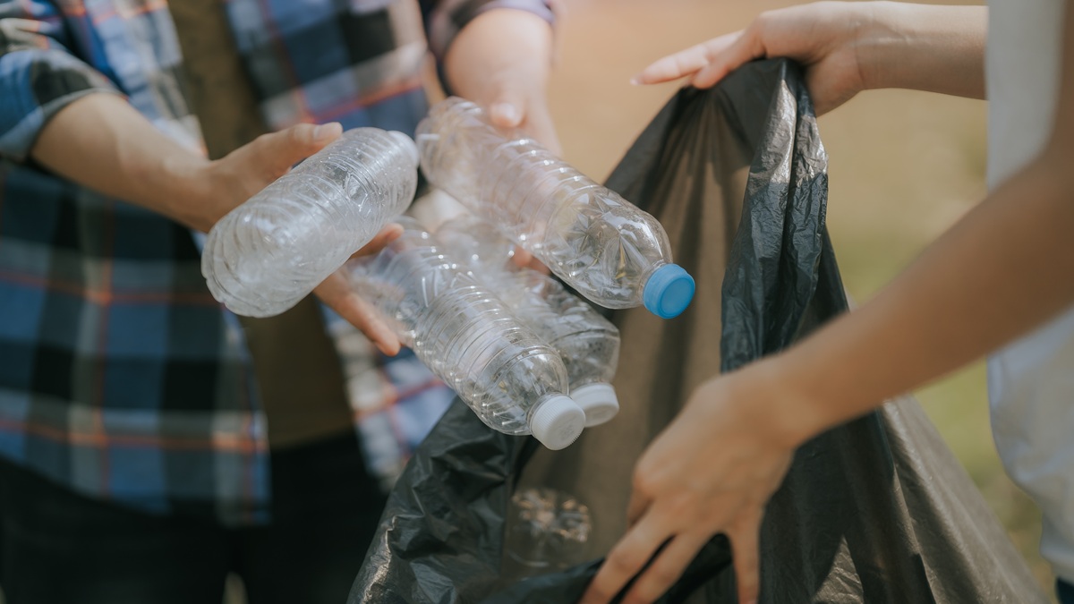 Nowy biznes na kaucji. Polacy oddają butelki... innym