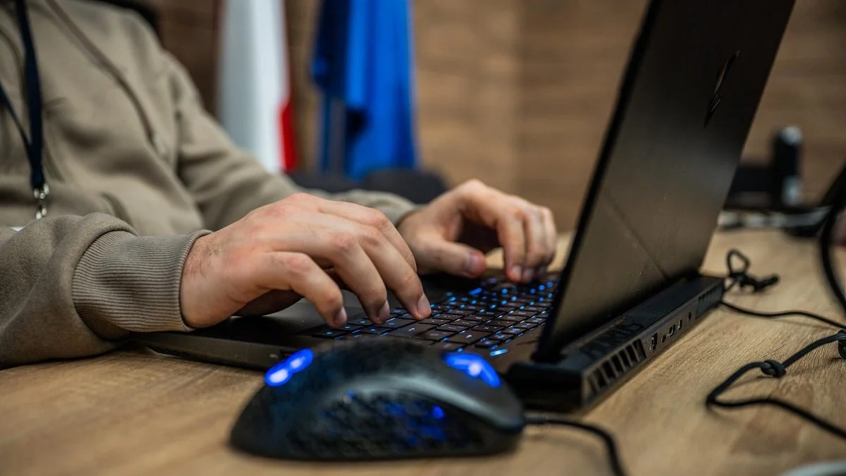 Polskie wojsko bije na alarm. Ciche oprogramowanie czyści konta, a antywirusy milczą