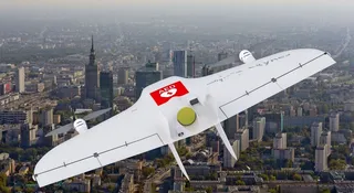 W przypadku nagłego zatrzymania krążenia każda sekunda jest na wagę złota, tymczasem miejskie korki czy trudny teren bezlitośnie wydłużają czas dojazdu ratowników. Z pomocą przychodzi SkyRes, czyli bezzałogowy system, który dostarczy defibrylator AED prosto z nieba. Projekt zespołu z Politechniki Wrocławskiej właśnie zachwycił międzynarodowe jury na prestiżowej wystawie wynalazków w Genewie, udowadniając, że polska myśl techniczna potrafi ratować życie.