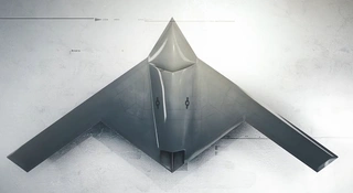 Amerykańskie siły powietrzne od lat ukrywają ten projekt przed światem, ale w erze wszechobecnych smartfonów utrzymanie w tajemnicy gigantycznego, latającego skrzydła staje się niemal niemożliwe. Nad grecką Larisą zaobserwowano i sfotografowano maszynę, która zelektryzowała ekspertów od lotnictwa wojskowego.