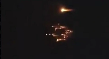 Deszcz ognia nad Izraelem. Irańska rakieta wypuściła chmurę mniejszych rakiet