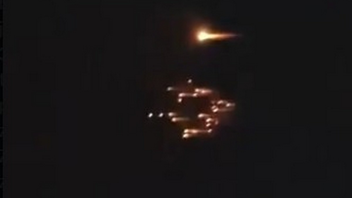 Deszcz ognia nad Izraelem. Irańska rakieta wypuściła chmurę mniejszych rakiet