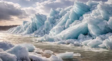 Na Bałtyku wyrosły gigantyczne, lodowe góry. Robią piorunujące wrażenie