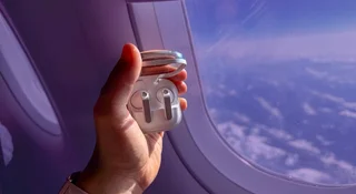 Sprawdziłem Galaxy Buds4 w samolocie. Plusy i minusy po 3 godzinach lotu