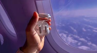 Sprawdziłem Galaxy Buds4 w samolocie. Plusy i minusy po 3 godzinach lotu