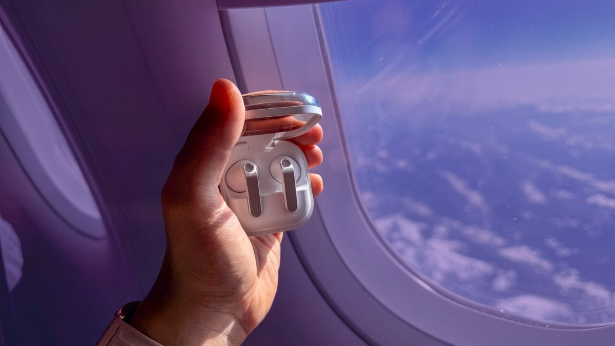 Sprawdziłem Galaxy Buds4 w samolocie. Plusy i minusy po 3 godzinach lotu