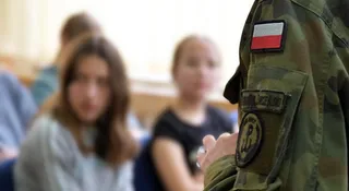 Pół miliona polskich dzieciaków zdążyło już przejść szybki kurs reagowania kryzysowego pod okiem prawdziwych żołnierzy. Ministerstwo Edukacji Narodowej wspólnie z resortem obrony właśnie odpalają piątą edycję programu "Edukacja z wojskiem". Tym razem do klas wjeżdża nowa technologia.