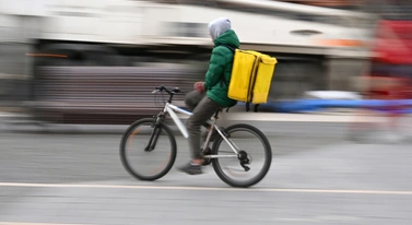 Przywiozą ci iPhone'a jak kebaba. Pół godziny i jest u ciebie