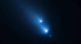 To miała być rutynowa obserwacja zupełnie innego kosmicznego obiektu. Z powodu nagłych problemów technicznych naukowcy musieli jednak szybko zmienić plany i wycelować Kosmiczny Teleskop Hubble'a w kometę C/2025 K1 (ATLAS). Nie spodziewali się, że dosłownie na ich oczach rozpadnie się ona na kawałki, obnażając przed nami najstarsze sekrety Układu Słonecznego. Takie kosmiczne zbiegi okoliczności niemal się nie zdarzają.