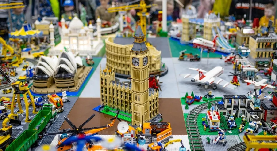 Image for Historię Polski zmieścił w jednej torbie. Robi z Lego coś kapitalnego