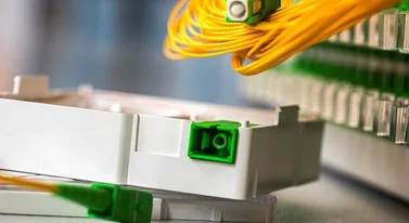 Ile kosztuje światłowód? Musisz wiedzieć o wszystkich opłatach