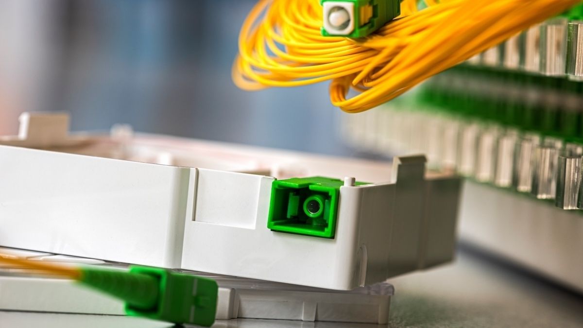 Ile kosztuje światłowód? Musisz wiedzieć o wszystkich opłatach