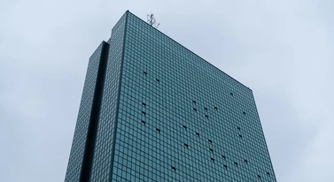 Wieżowiec z Warszawy nie ucieknie katu spod topora. Buldożer już się grzeje