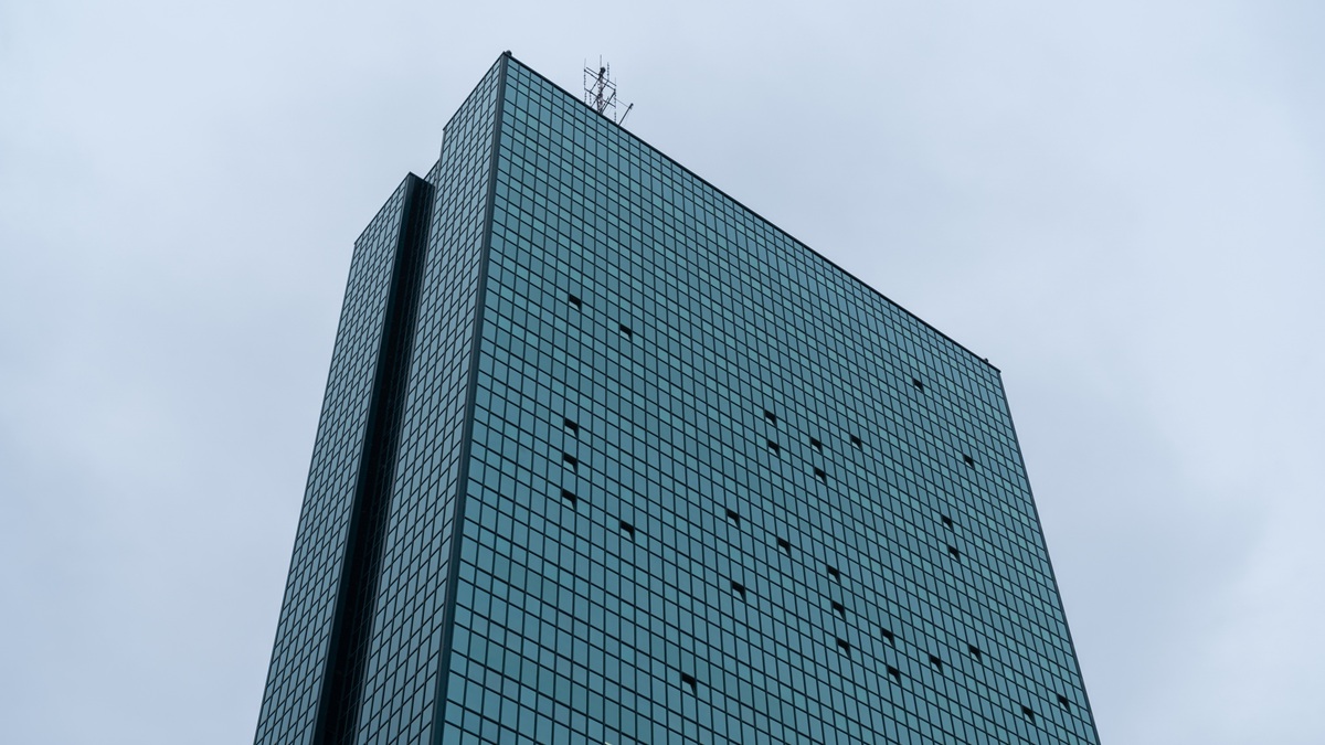 Wieżowiec z Warszawy nie ucieknie katu spod topora. Buldożer już się grzeje