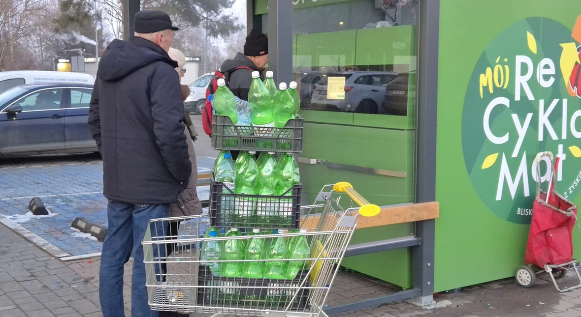 Image for Czesze na butelkach 300 zł tygodniowo. Znalazł sposób na łatwy zarobek