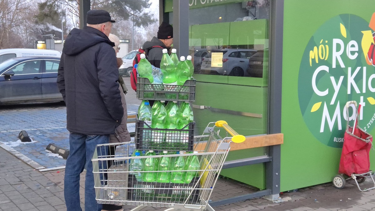 Czesze na butelkach 300 zł tygodniowo. Znalazł sposób na łatwy zarobek