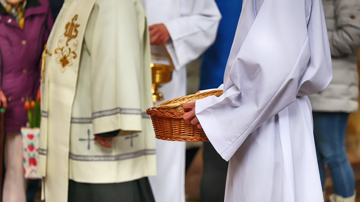 Zamiast rzucać na tacę, skanują kod. Kościół zaskoczył wiernych