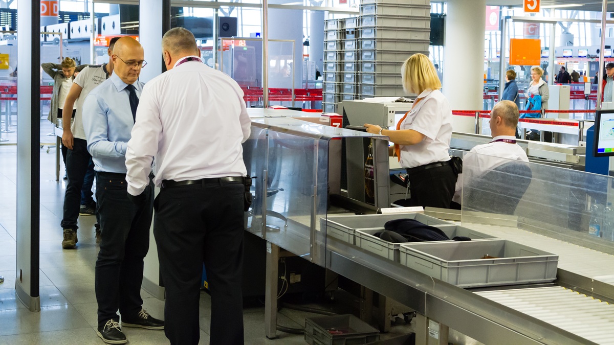 Chciał pokazać, jak wygląda kontrola na lotnisku. Czeka go surowa kara