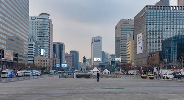 Ceny ropy szaleją, muszą zaciskać pasa. "Krótsze prysznice i mniej prądu"