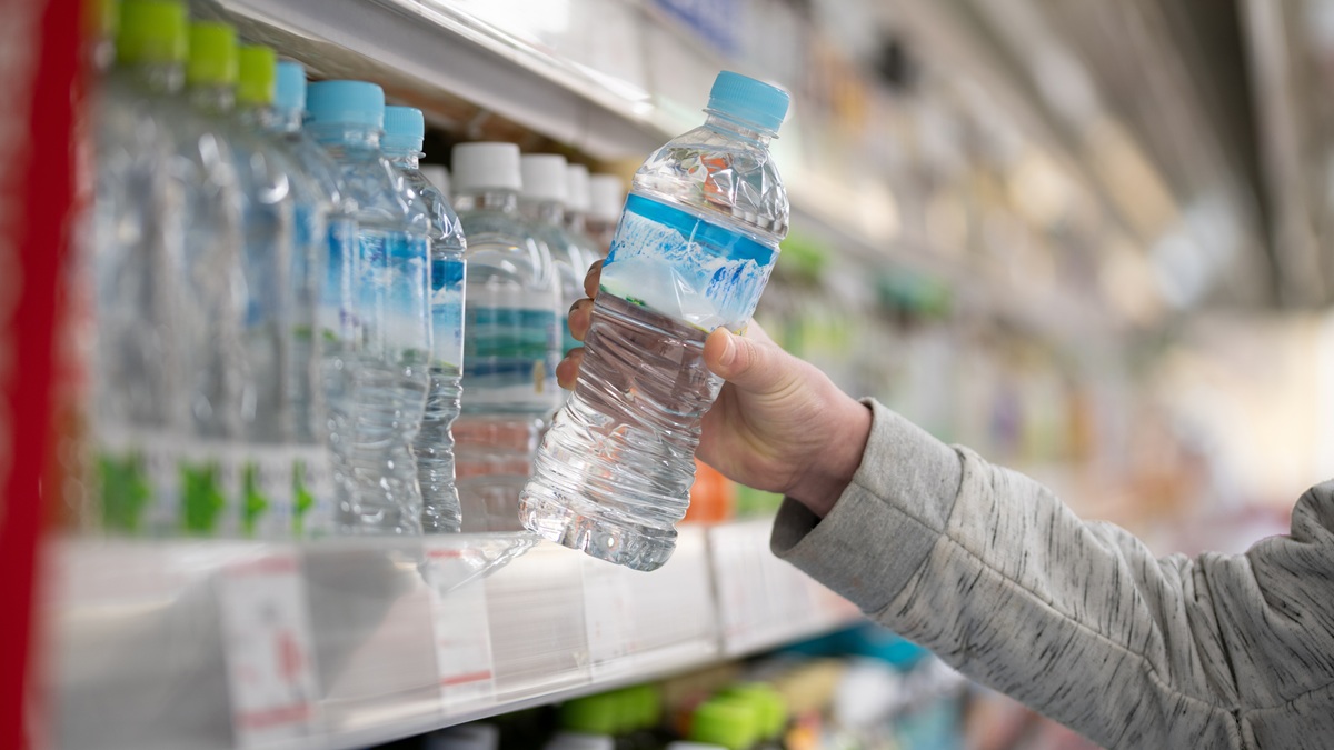 Wywozi butelki z Polski, bo za granicą płacą więcej. Migracja kaucyjna ruszyła