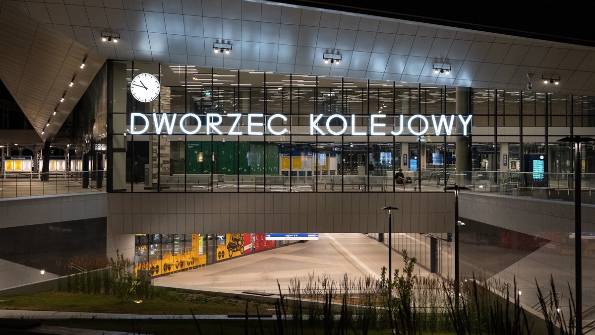 Na środku dworca postawili budę. Zaserwowali powrót do przeszłości