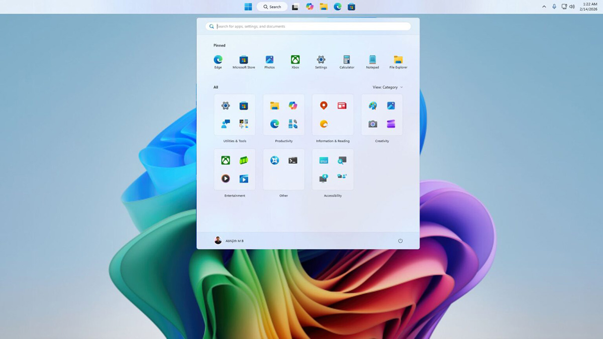 Pasek zadań Windowsa 11 z boku ekranu. To już oficjalne