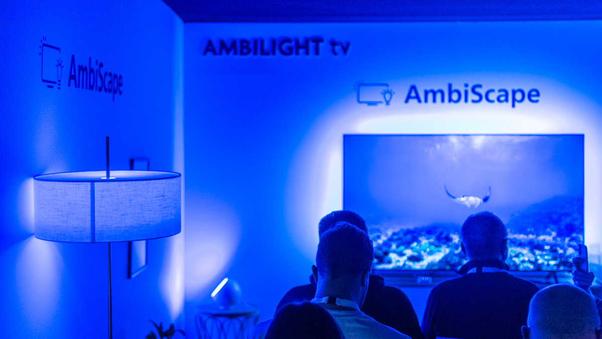 Ambilight wychodzi poza telewizor. I to wreszcie ma sens