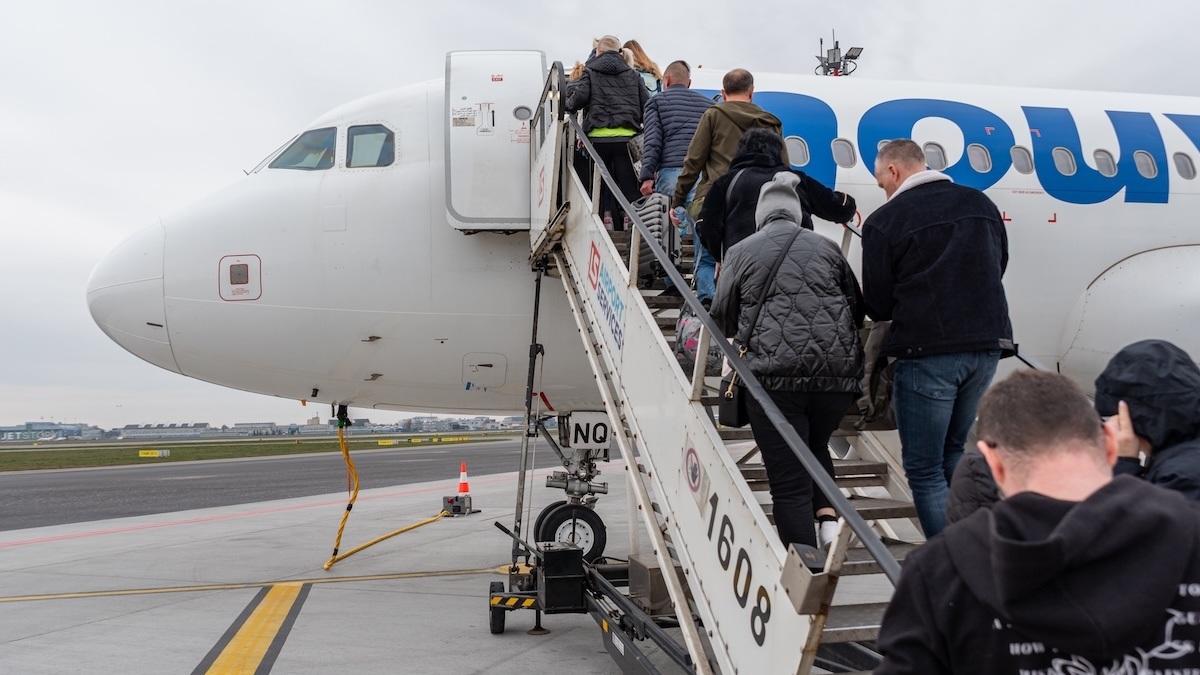 Polacy często latają i nie każdemu się to podoba. Kryzys urodzaju