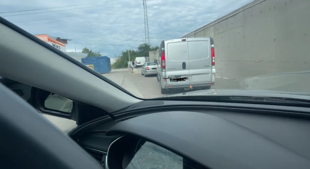 Image for Czekali trzy godziny w kolejce do PSZOK. Następnym razem wybiorą las