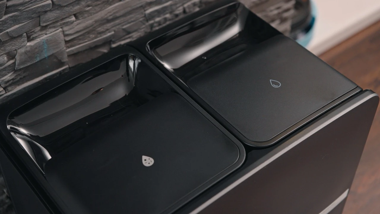 Są w niej dwa pojemniki na wodę: czystą i brudną