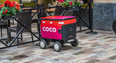 Roboty zabrały pracę dostawcom. Teraz dostawcy pilnują maszyn, które to zrobiły