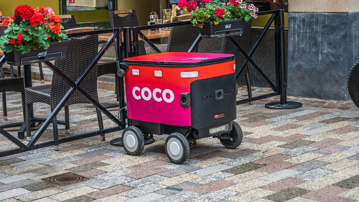 Roboty zabrały pracę dostawcom. Teraz dostawcy pilnują maszyn, które to zrobiły