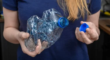 System kaucyjny łamie świętą zasadę recyklingu. Zakaz zgniatania butelek to absurd