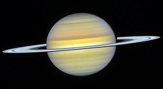 Dwa najpotężniejsze teleskopy kosmiczne w arsenale ludzkości właśnie udowodniły, że w zespole gra się najlepiej. Kosmiczny Teleskop Jamesa Webba (JWST) oraz zasłużony Teleskop Hubble'a wycelowały swoje zwierciadła w Saturna, dostarczając nam obrazów, które dosłownie zrywają czapki z głów. Wynik tej kooperacji to nie tylko przepiękne tapety na pulpit, ale przede wszystkim bezprecedensowy wgląd w to, jak naprawdę działa gazowy gigant.