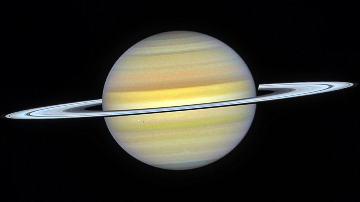 Dwa najpotężniejsze teleskopy kosmiczne w arsenale ludzkości właśnie udowodniły, że w zespole gra się najlepiej. Kosmiczny Teleskop Jamesa Webba (JWST) oraz zasłużony Teleskop Hubble'a wycelowały swoje zwierciadła w Saturna, dostarczając nam obrazów, które dosłownie zrywają czapki z głów. Wynik tej kooperacji to nie tylko przepiękne tapety na pulpit, ale przede wszystkim bezprecedensowy wgląd w to, jak naprawdę działa gazowy gigant.