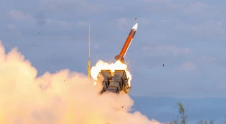 Siedem tygodni. Zaledwie tyle wystarczyło, aby amerykańska machina wojenna dostała poważnej zadyszki. Intensywny konflikt z Iranem obnażył brutalną prawdę o potędze militarnej Stanów Zjednoczonych. Najnowocześniejsza broń kończy się w zastraszającym tempie. Dlatego europejskie kraje, w tym Polska, zaczynają szukać alternatyw.