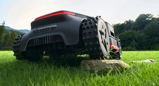 Już nigdy nie skosisz sam trawnika. Te roboty wjadą wszędzie
