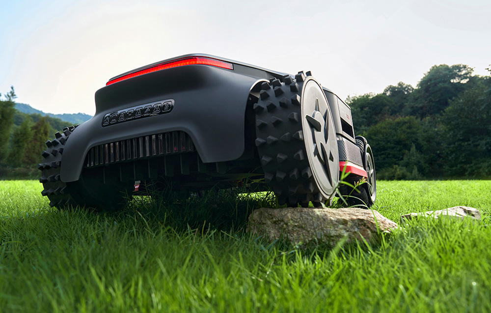 Już nigdy nie skosisz sam trawnika. Te roboty wjadą wszędzie