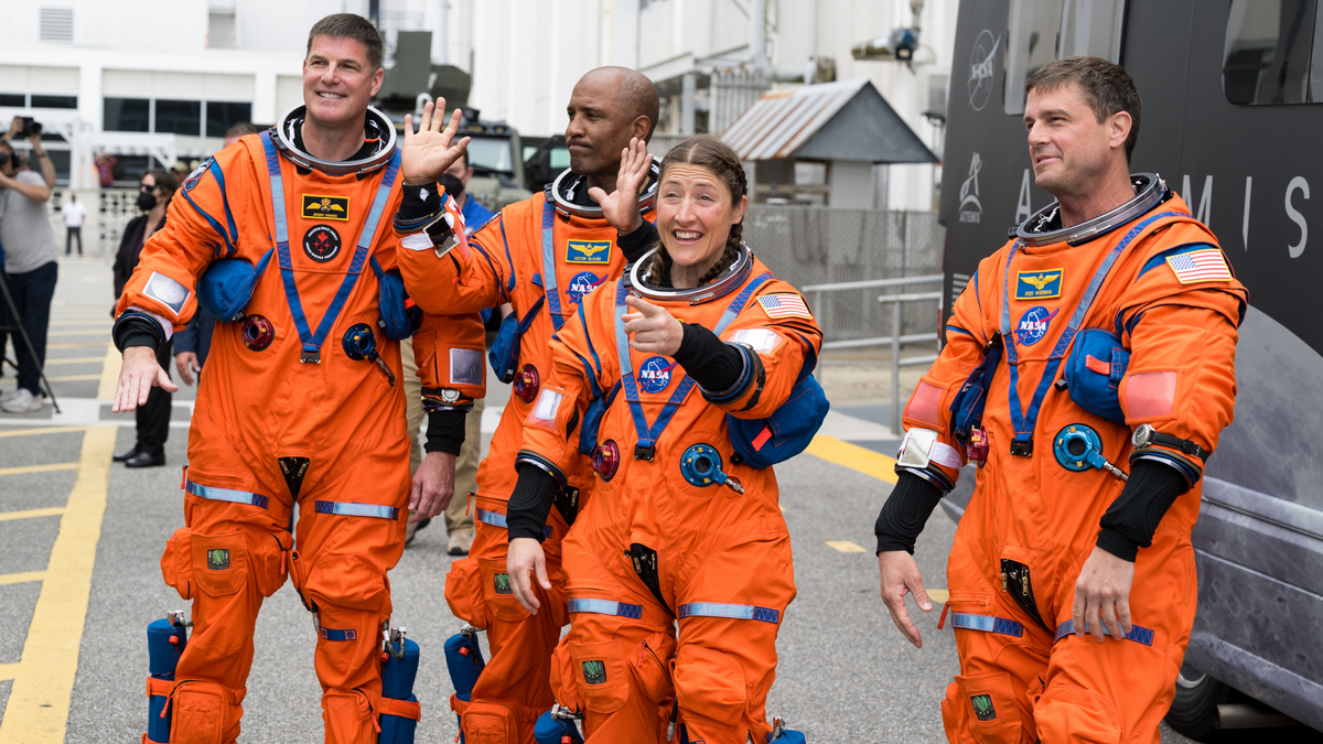 Skafandry w misji Artemis II są wściekle pomarańczowe. To nie jest przypadek