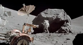 Księżyc i jego okolice mogą w niedalekiej przyszłości stać się terenem zaciekłej rywalizacji mocarstw. Wojsko Stanów Zjednoczonych już teraz rozpoczęło przygotowania do przejęcia strategicznych miejsc, a specjaliści przestrzegają, że scenariusz znany z blokady Cieśniny Ormuz, może zrealizować się także w kosmosie.