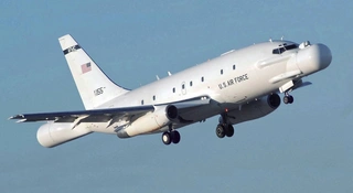 Widok tej maszyny na niebie to prawdziwy ewenement, a jej obecność zawsze zwiastuje wydarzenia najwyższej wagi. Mowa o NT-43A, jednym z najbardziej pilnie strzeżonych sekretów amerykańskich sił powietrznych. Ten naszpikowany elektroniką i radarami samolot opuścił właśnie swoje bezpieczne gniazdo w Nevadzie, by pojawić się nad słoneczną Florydą. Cel? Wsparcie historycznej misji Artemis II, która po dekadach ma zabrać ludzkość z powrotem w okolice Srebrnego Globu.