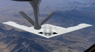 Po miesiącach spekulacji i starannie dozowanych przecieków, Siły Powietrzne Stanów Zjednoczonych (USAF) udostępniły niesamowite kadry z testów najnowszego bombowca szóstej generacji. B-21 Raider z powodzeniem przeszedł kluczowe próby tankowania w locie. To jednak nie sam fakt testów rozpala wyobraźnię ekspertów, ale zdjęcia, na których po raz pierwszy możemy tak dokładnie przyjrzeć się górnej części kadłuba tej niesamowitej maszyny.