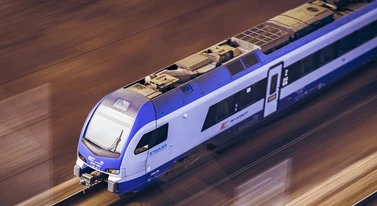 Automaty podbijają pociągi. Wygoda może mieć swoją cenę