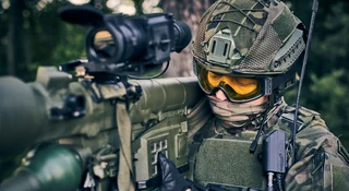 Polskie Pioruny zrobiły furorę na froncie, ale nasza armia nie zwalnia tempa i już szuka dla nich jeszcze potężniejszego następcy. Agencja Uzbrojenia rozpoczęła polowanie na naszpikowany technologią system nowej generacji, który bezlitośnie wyczyści niebo z wrogich dronów i samolotów.