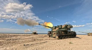 Zaledwie kilka kilometrów od rosyjskiej granicy zasady gry ulegają radykalnej zmianie. Do 9 Brygady Kawalerii Pancernej dotarły właśnie pierwsze południowokoreańskie haubice samobieżne K9 Thunder. Dla stacjonujących tam artylerzystów to prawdziwy skok w nadprzestrzeń. Wysłużone, postsowieckie maszyny ustępują miejsca technologii, która pozwala razić cele z chirurgiczną precyzją na dystansie przekraczającym 40 km.